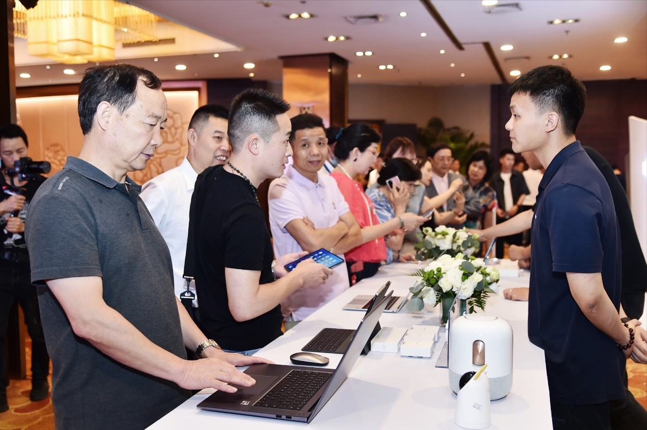 交联演绎创新名作 HUAWEI Mate X2先锋探享日落地重庆江北商业核心