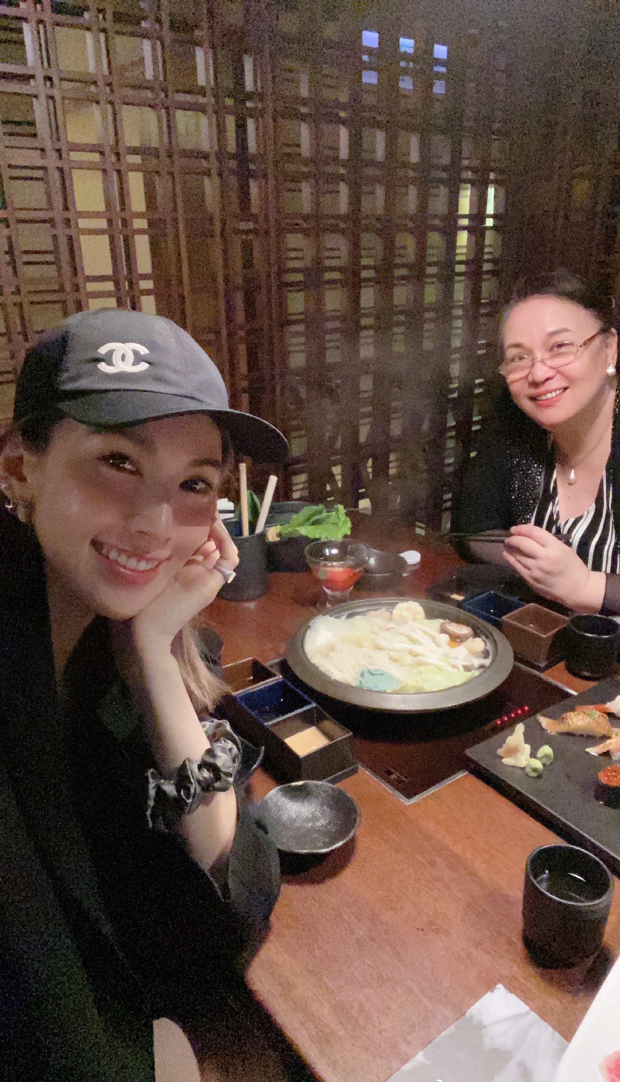 林志穎嬌妻陪丈母娘逛街，陳媽拎大牌包滿身珠寶，胖成女兒兩倍