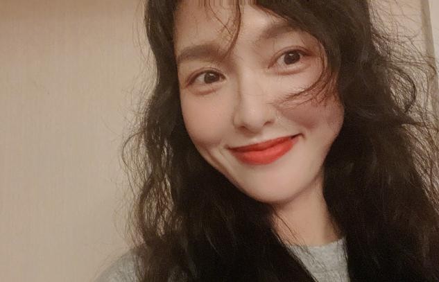 唐嫣与父亲现身接女儿，小小糖打扮粉嫩超呆萌，1岁多就上托儿所