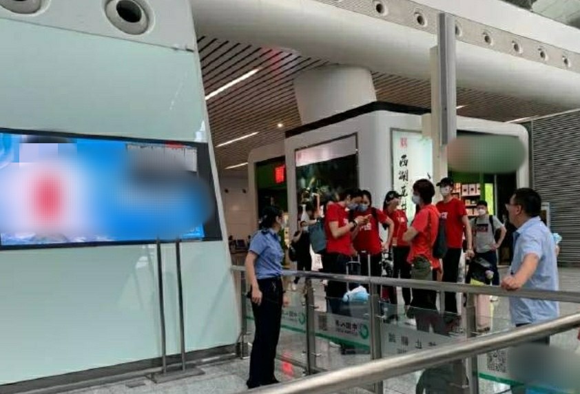 郎平携女排低调现身车站，朱婷手贴纱布惹人心疼，衣服上俩字抢镜