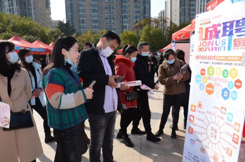 武漢市新洲區舉辦新年首場"春風送真情，就業暖民心"招聘會