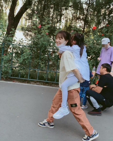 李小璐帶女兒滑雪，吐槽甜馨長太重卻抱著不撒手，母女同框超有愛