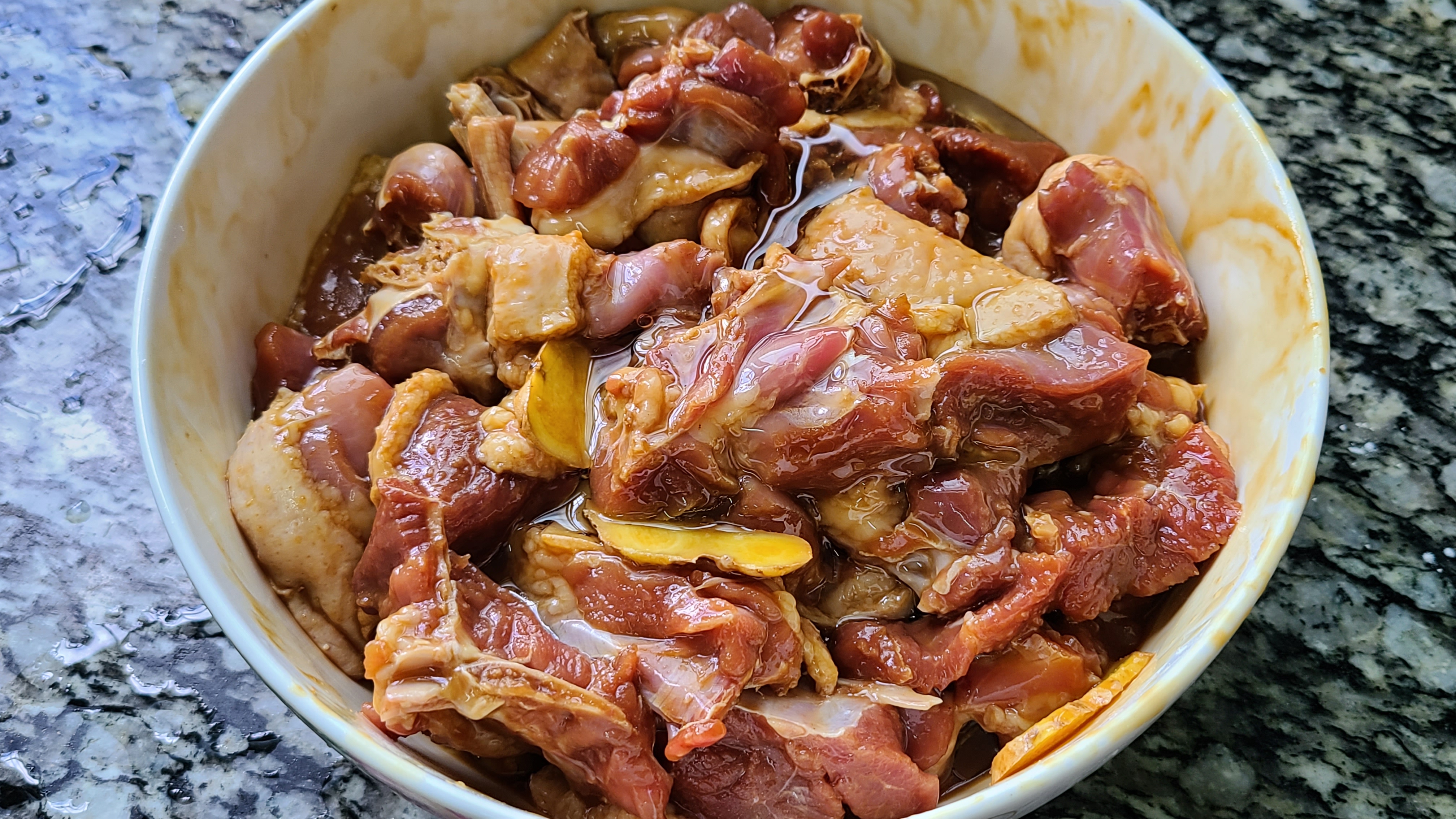 电饭煲焖鸭，不放水也能做，做法跟配方都告诉你，香味浓味道好