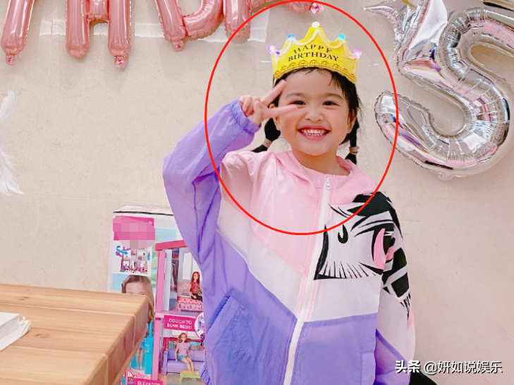 包貝爾女兒悄咪咪長大，五官越長越精緻，顏值開始朝包文婧靠攏