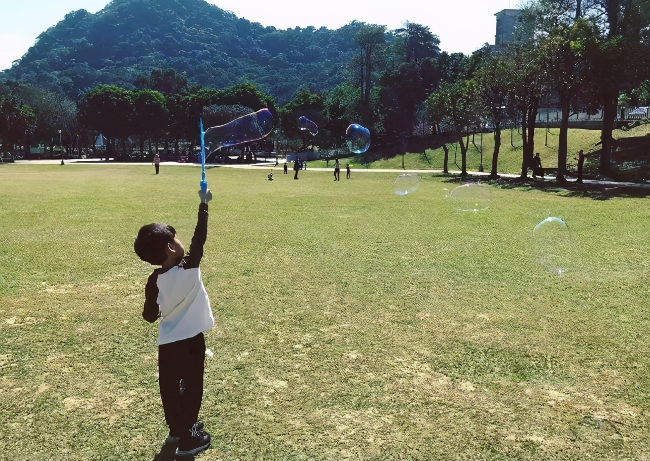 陳若儀帶兒子戶外嬉戲，雙子星越長越不像，一個隨媽一個像爸