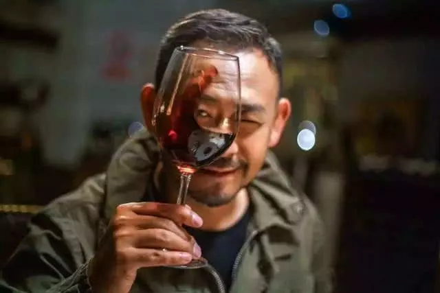 看完姜文的老婆，再看姜武的老婆，兄弟俩的审