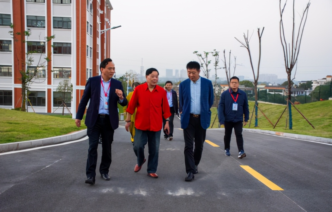 著名抗衰老专家程谦才一行莅临湖南医药中专指导讲学