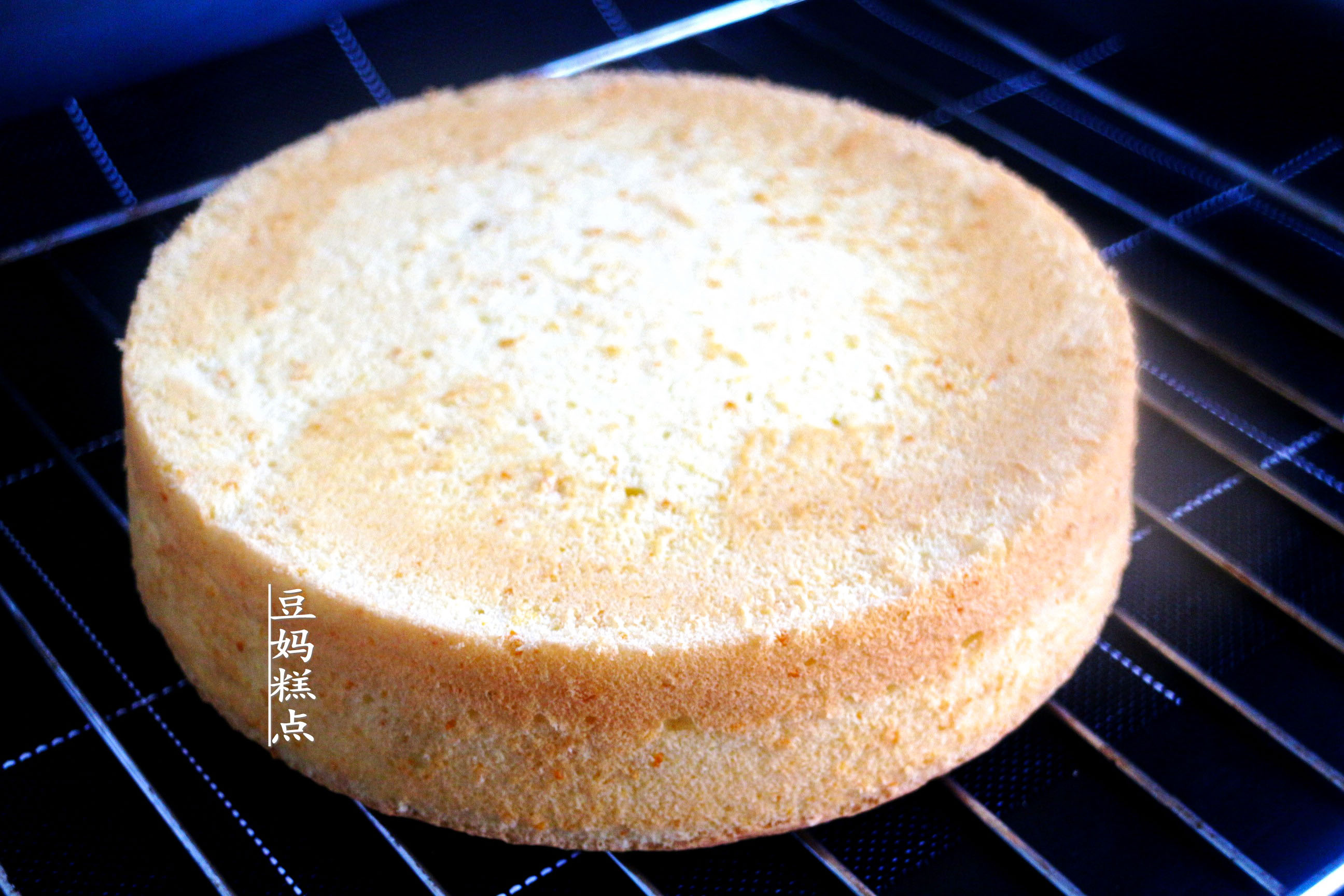 冬天，買2個橙子做蛋糕，口感柔軟清新，滿屋都是香氣