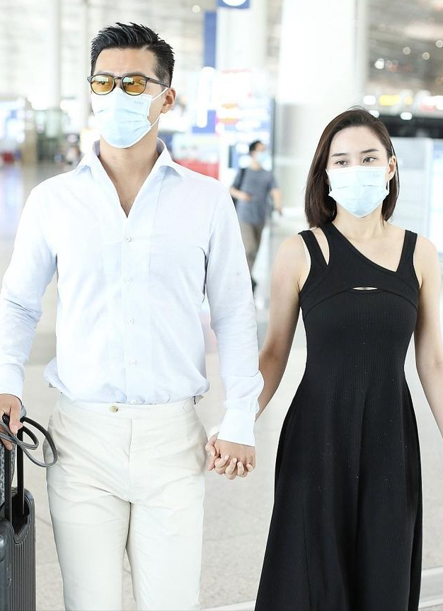 何超莲和窦骁走机场，穿条裙子就很显魅力，一