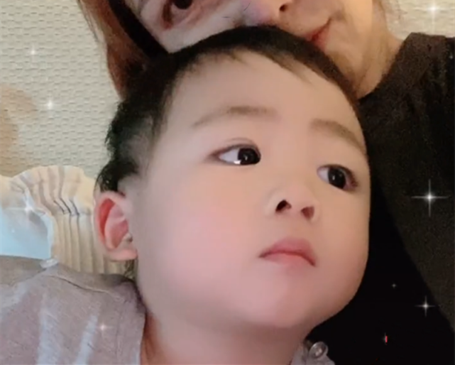 蔡少芬曬母子同框秀幸福，娘娘與兒子實力比萌，魚蛋似縮小版張晉