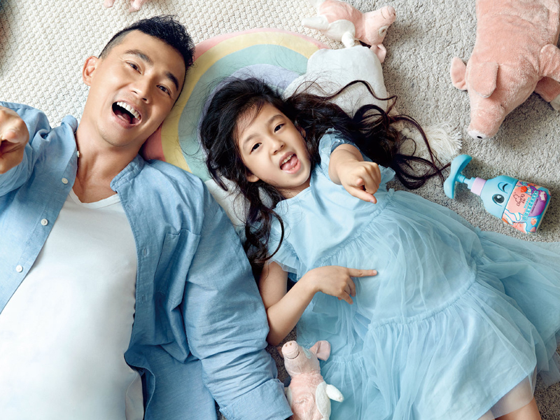 刘畊宏女儿幸好没长歪！丸子头到长卷发美到不敢认，长大还得了？