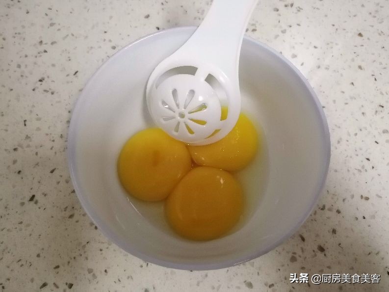 If you want to eat cake, you don’t need to go out to buy it, teach you to make it at home.  Without a drop of water, the children rush to eat out of the pot.