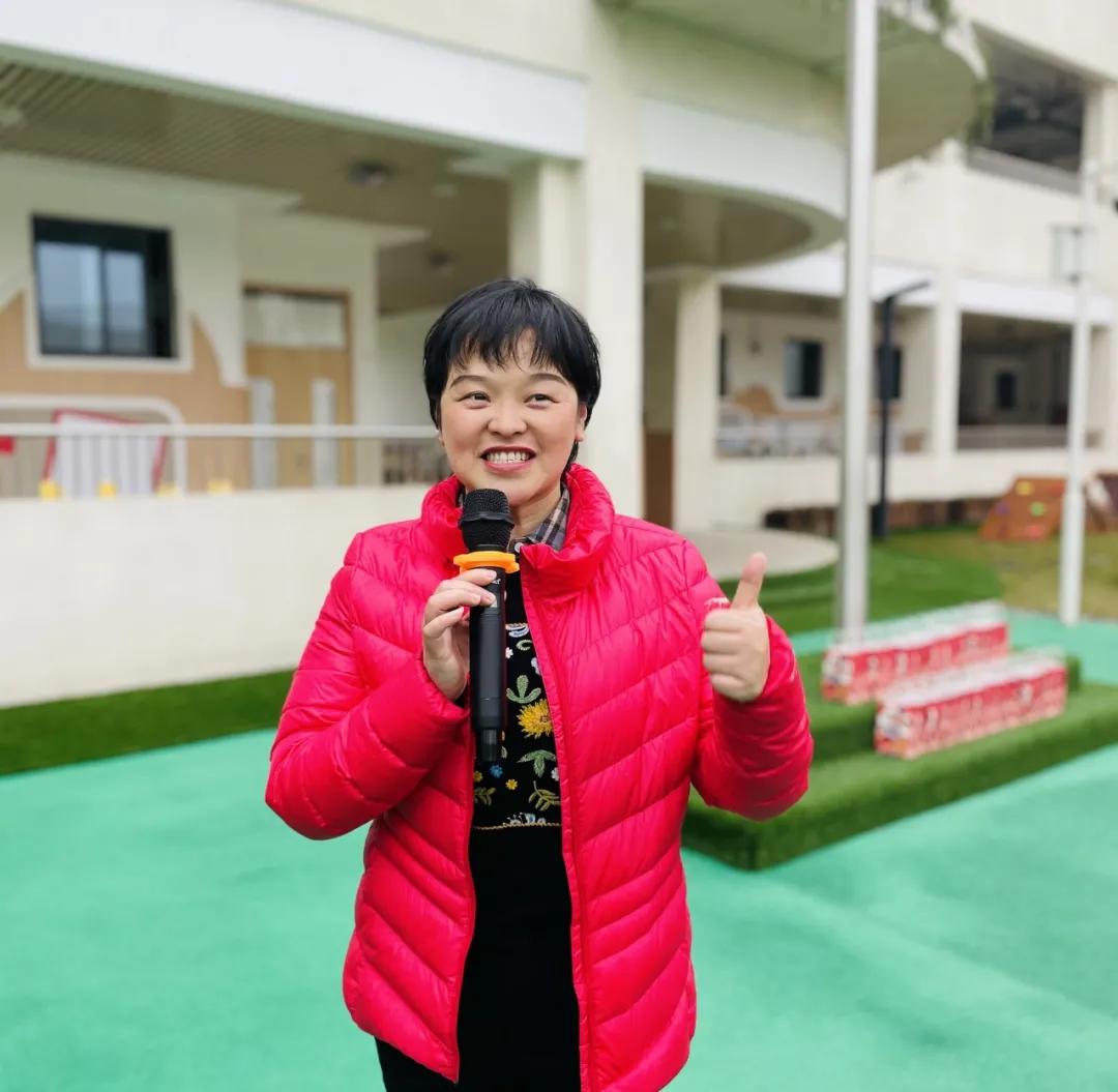 天府新区宁安幼儿园“三·八国际妇女节”教职工趣味运动会