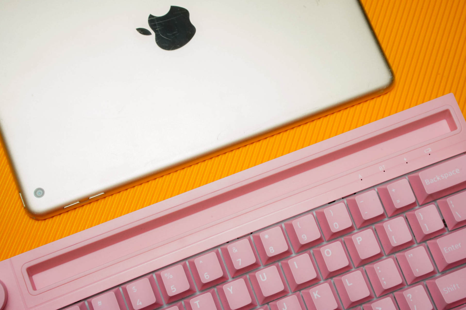 每个女生都有公主梦，送老婆个粉色黑爵K620T双模机械键盘做礼物