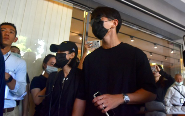 黄鸿升追悼会现场：女友情绪几近崩溃，张钧甯贾静雯曹格哀伤落泪