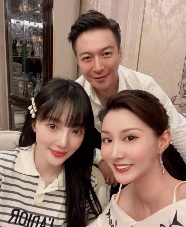 李小璐祖孙三代过父亲节，65岁母亲罕露面，明星爸爸穿粉衣戴名表