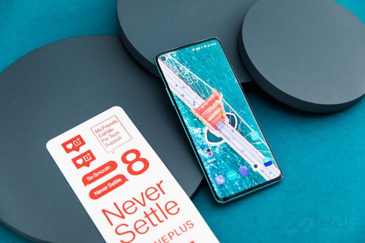 OnePlus 8深度使用评测，轻巧便携操作流畅，但总感觉差了点什么