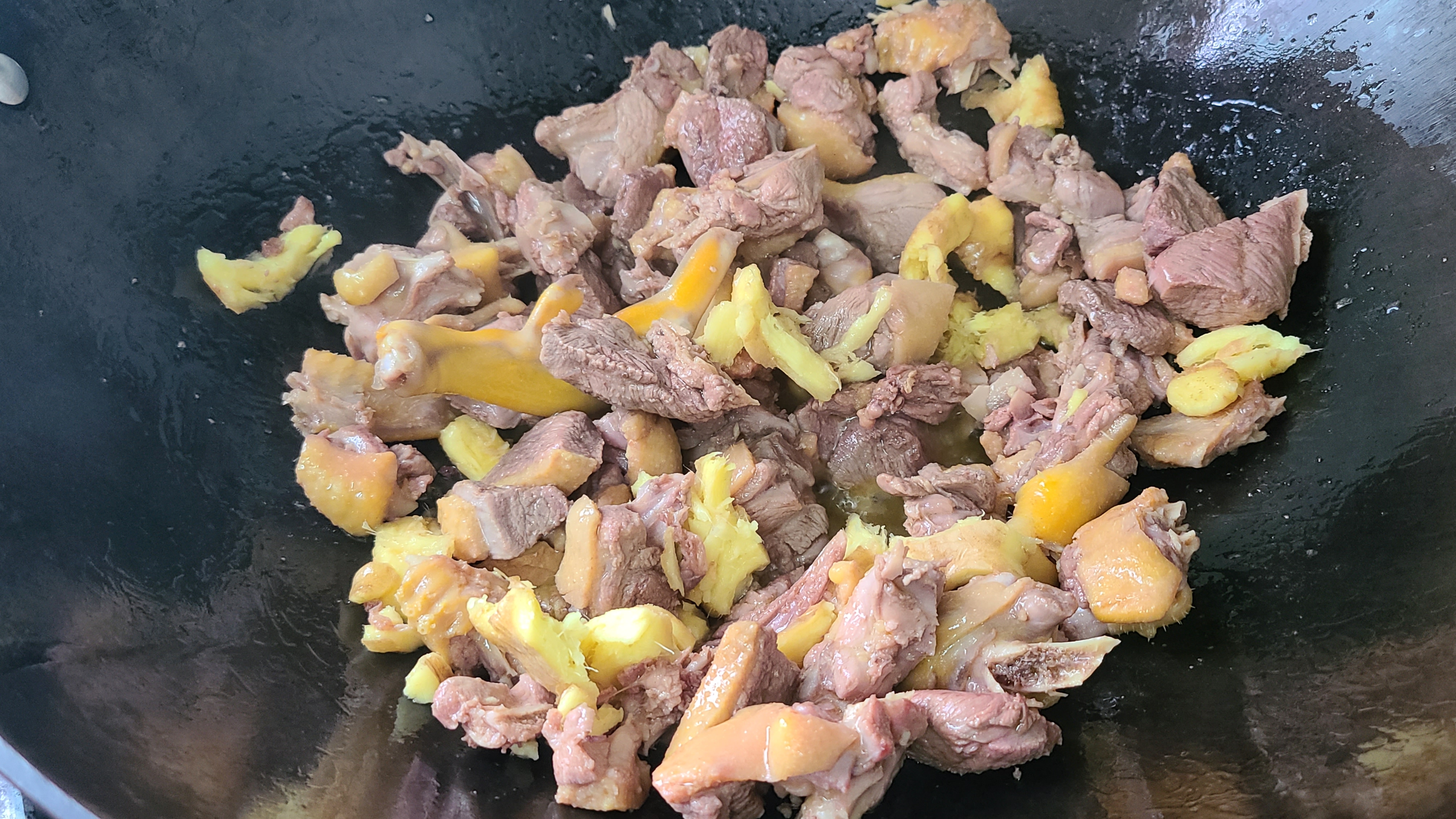 姜酒鸭，用米酒做出来的一道广东菜，简单好吃，香喷喷的