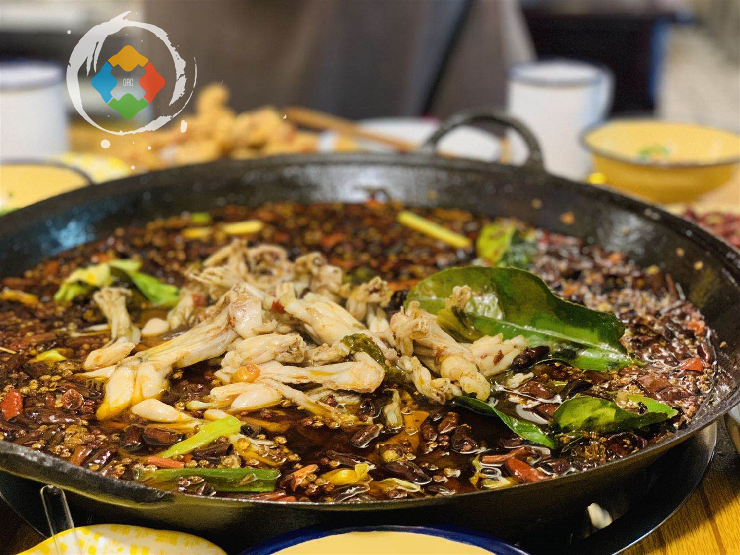 重庆80后和卖鱼的杠上了，店门前打出标语：吃鱼不如吃蛙