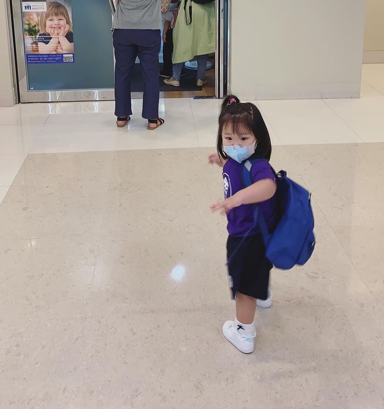 李亚男晒俩女儿互动，姐姐照顾妹妹超懂事，2岁天韵上学打扮精致