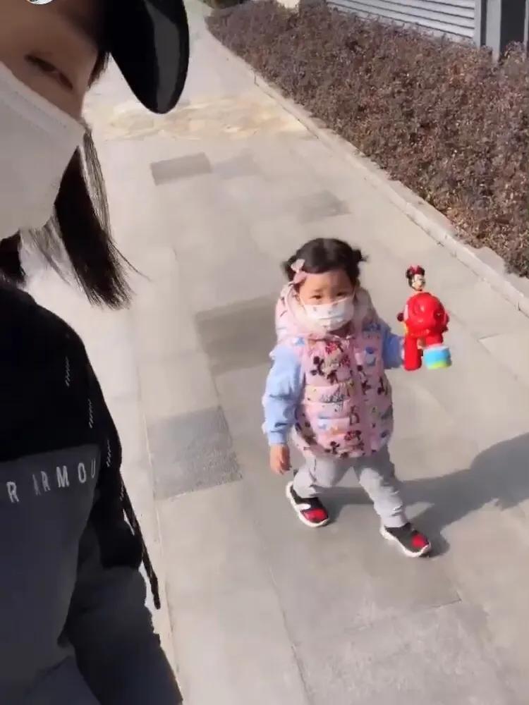 李亞男帶大女兒去散步，2歲Gabby活潑可愛，小奶音超萌