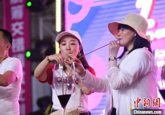 酒王争霸赛 重庆民众拿巨杯豪饮红酒