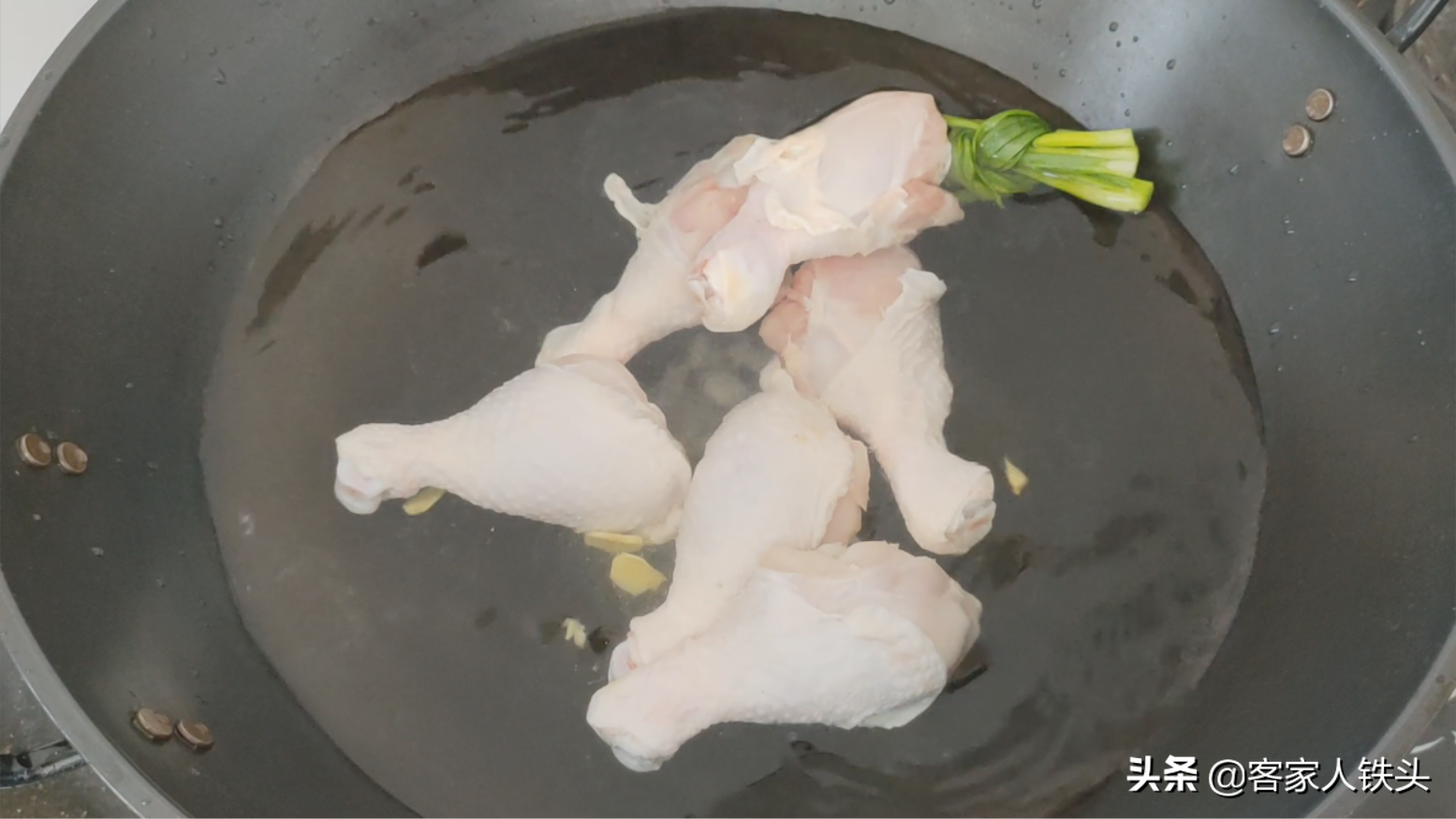 雞腿從小吃到大，這吃法老婆隔三差五點名吃，香辣下飯好吃又簡單