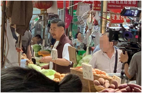 67岁张国立现身菜市场拍戏，头发花白打扮朴素，淡定面对路人围观