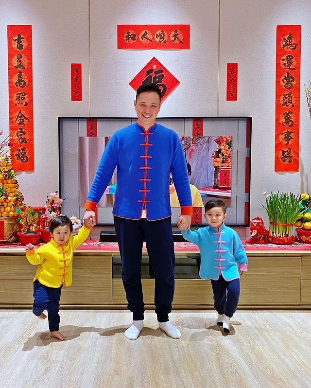 胡杏兒幫兒子做手工，奕霆仔穿毛毛蟲衣服，獲李乘德稱讚好媽媽