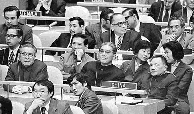 毛泽东：一文能顶两个坦克师，联合国大会上仰天大笑，乔冠华有多强？