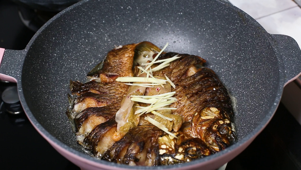 图片[8]-大厨教你葱香鱼火锅，做法简单，鱼肉鲜香入味，实在太好吃了-起舞食谱网