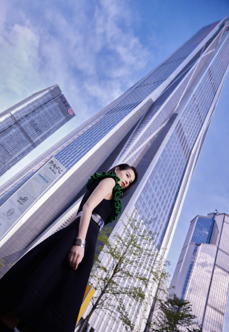 胡杏儿参加中秋晚会数月未回家，3个儿子看直播支持妈妈画面温馨