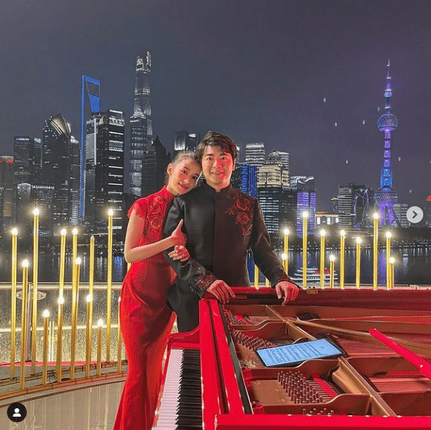 网友偶遇郎朗夫妇，郎朗抱小孩亲和力爆棚，吉娜瘦出排骨胸