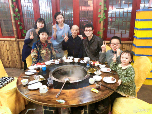 她选秀出道凭借性感走红，却是个孝顺女家中的