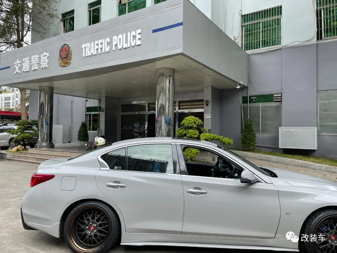 还原就换风格 连深圳交警都认识这一年一审的英菲尼迪Q50S