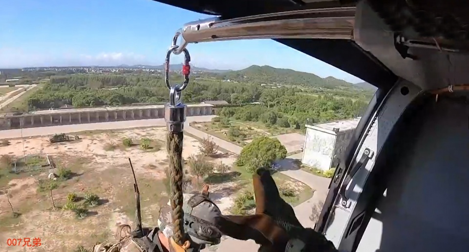 ֱ20��Խ������������ʻ���״��ع⣬��Ҫ4������Աͬʱ��ʻ��