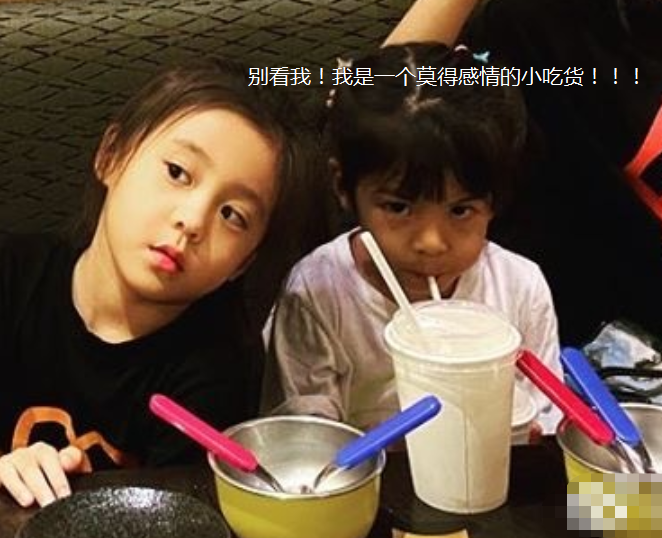 波妞圆嘟嘟萌脸超吸睛，有谁注意到身旁的姐姐？这双眼皮我慕了