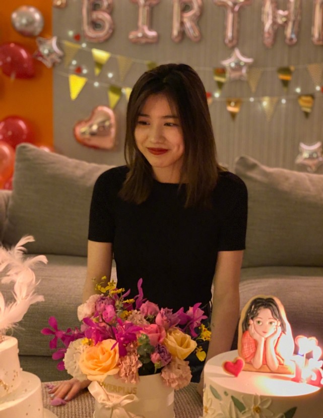 汪峰大女儿近照，15岁的小苹果初显女神范，长发披肩红唇惊艳