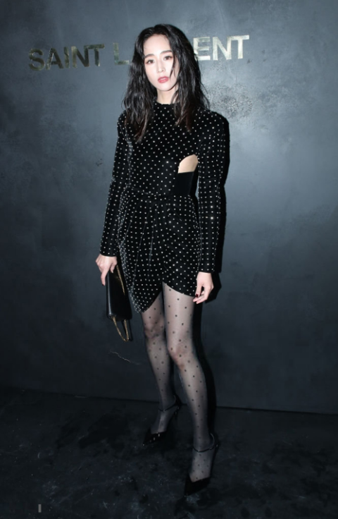 何超莲和窦骁走机场，穿条裙子就很显魅力，一