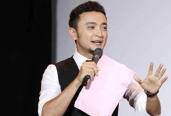 尼格买提：因王小丫进央视，连续主持春晚7年！结婚8年没生孩子