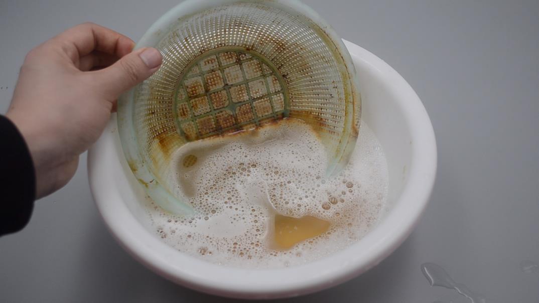 不管菜籃子多髒多油，不用刷子刷，只需泡一泡，污漬輕鬆洗乾淨