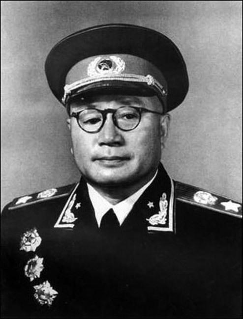 1955年怀仁堂授衔，毛泽东亲授元帅令，为何仍有三位元帅缺席