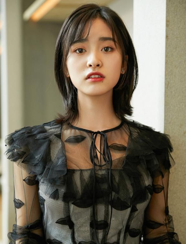 沈月新杂志大变脸，顶鸡窝头被称撞脸杨丞琳，鼻梁像插钢筋疑整容