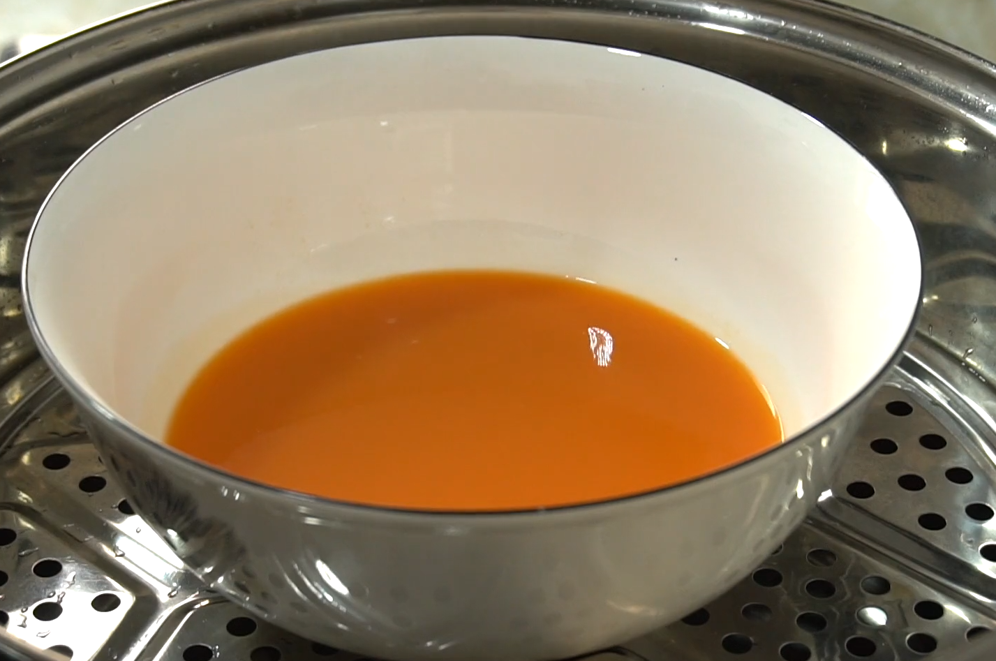 教你做蔬菜雙色水蒸蛋，口感滑嫩，營養豐富，老人孩子都愛吃