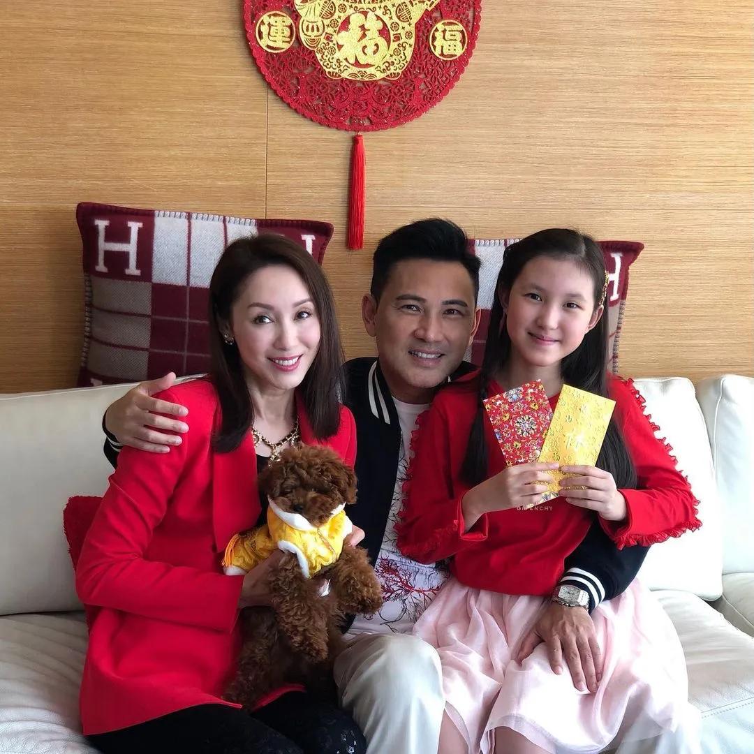 郭可盈和女兒穿同款造型似姐妹，11歲津津很有大家閨秀氣質