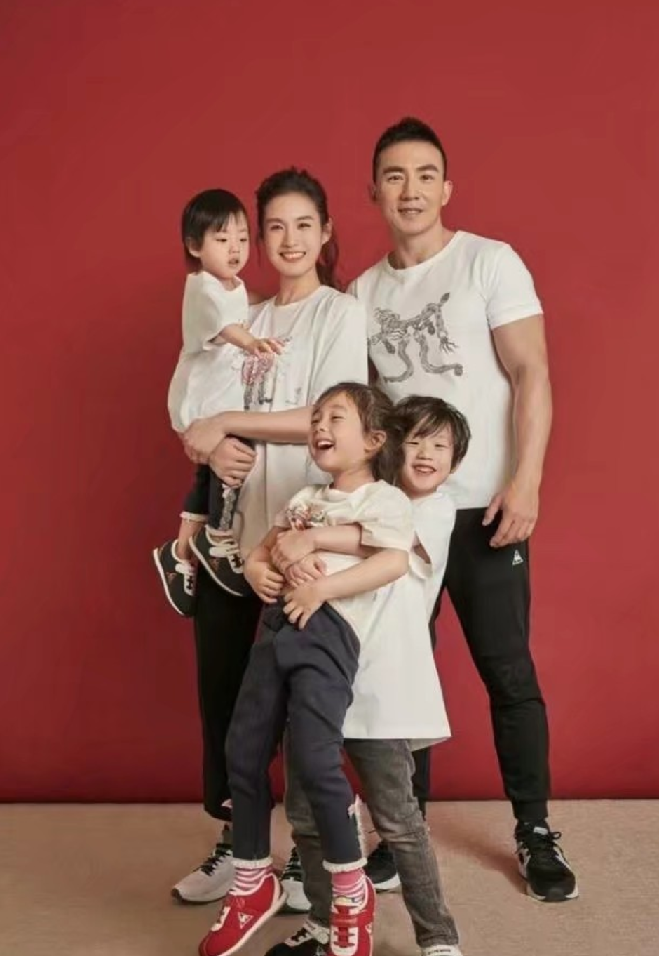 刘畊宏用蜻蜓逗女儿，小泡芙害怕直摇头，长发飘飘颜值高