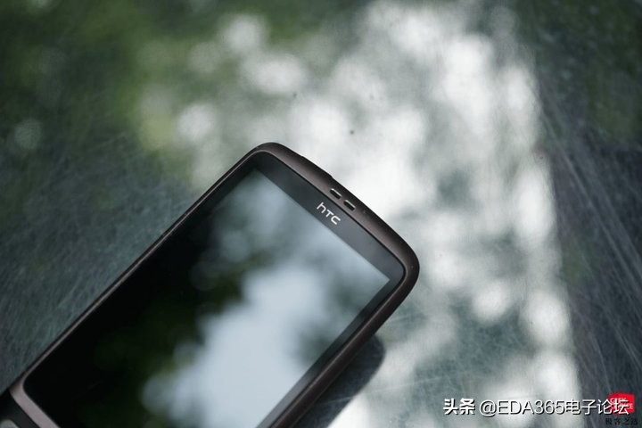 当初 HTC 这款手机上不输 iPhone 4，让很多人爱上了安卓系统