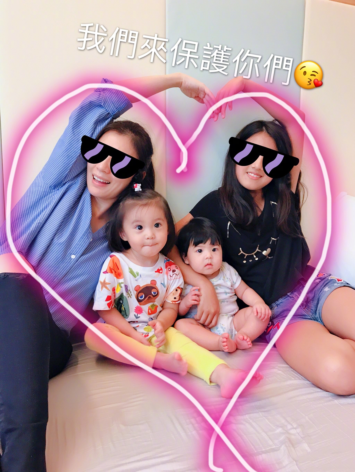 梧桐妹晒咘咘试戴眼镜，文绉绉书生气十足，姐妹俩越来越像