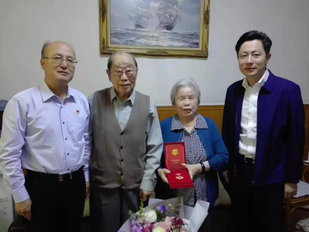 王波陪同傅俊元走访慰问保利中丝离退休党员和生活困难党员