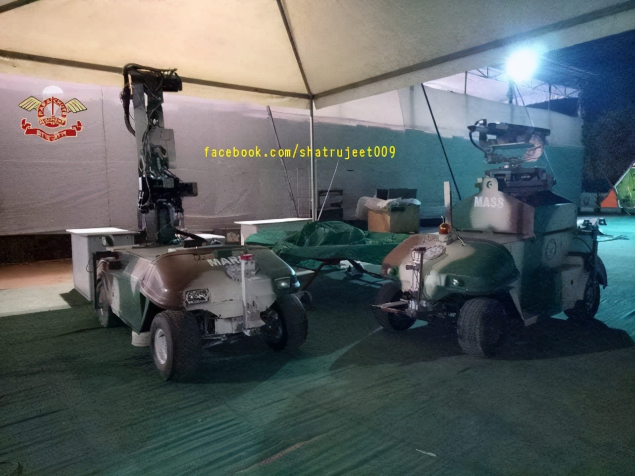 两印造地面作战机器人，有的像婴儿车，有的直接用手扶拖拉机改装